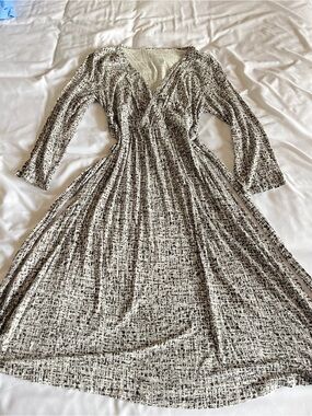 Liz Lange Maternity Size S Black & White Patterned Cross-Hatch Wrap Dress